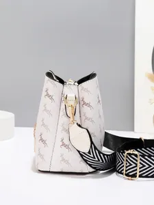 Sac seau blanc avec imprimé cerf brun et large bandoulière à motifs dans un décor minimaliste