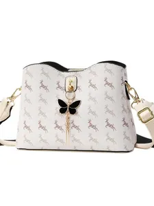 Sac seau beige à imprimé cerf avec finitions dorées et charm papillon élégant