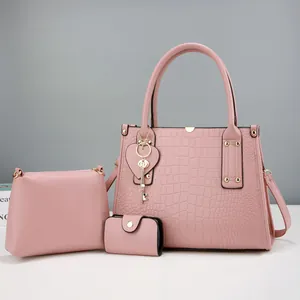 Vue détaillée du lot de 3 sacs roses avec texture crocodile et breloques dorées