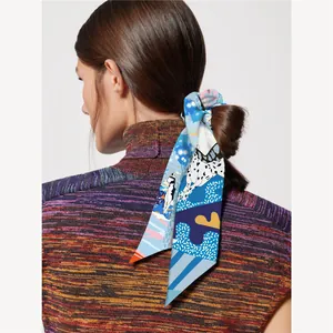 Foulard cheveux en soie à imprimé floral et chiot noué sur un chignon élégant