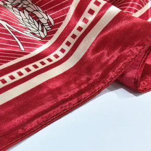 Detailansicht des seidigen quadratischen Halstuchs mit rot-weißem Blumenmuster