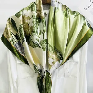 Carré de soie élégant de 90cm avec motifs d'hortensias verts sur une chemise blanche