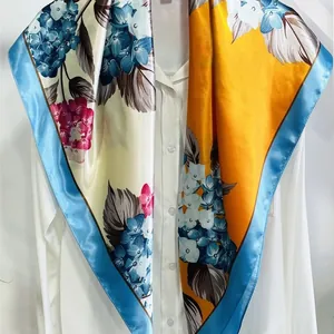 Carré de soie pour femme avec motif hortensias jaunes et bleus style français chic
