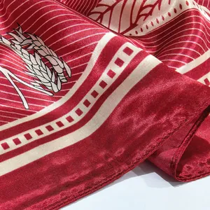Detailansicht eines roten Satin-Seidentuchs mit Weizendruck und feinen Rollkanten