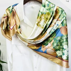Carré de soie floral français avec motifs hortensias et bords dorés sur chemise