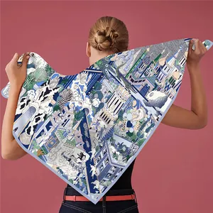 Seidenschal mit komplexem Phantasiepark-Muster und elegantem blauem Saum
