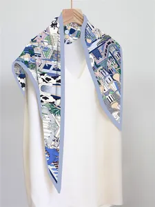 Detail eines Seidenschals mit tropischen Botanik- und Zebra-Prints in Blau und Lila Tönen