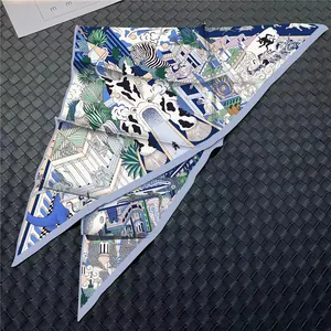 Detail eines Seidenschals mit exotischem Kunstdruck, Tieren und klassischen Motiven