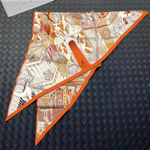 Makro-Detail des Seidenschals mit Märchenprints auf schwarzem Lederhintergrund
