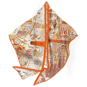 Detailansicht des bedruckten Seidentuchs mit Tiermotiven und handrolliertem orangefarbenem Saum
