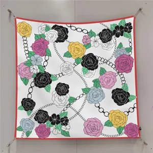 Sciarpa quadrata 90cm con bordi rossi ed eleganti motivi floreali di rose e catene