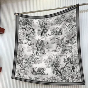Carré en soie français motif Toile de Jouy noir et blanc avec tigre et jungle sauvage