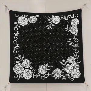 Foulard in seta twill 90cm bianco e nero con fiori di camelia, pois e stampa di lettere