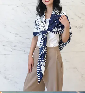 Détail d'un grand foulard en soie à imprimé abstrait bleu et blanc sur un mannequin