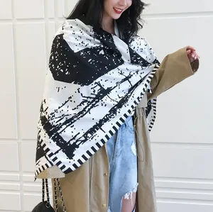 Châle artistique noir et blanc à motifs géométriques avec un trench-coat élégant