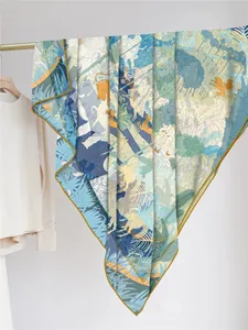 Detailansicht des Dschungeltierdrucks auf Georgette-Schal mit Rollsaum