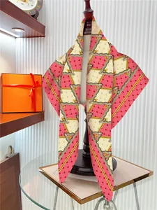 Détail d'un foulard en soie sergé à motifs cœurs rose et beige sur un mannequin de vitrine