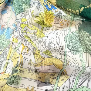 Detail eines Georgette-Schals mit handgemalten Dschungeltieren und Palmenprints