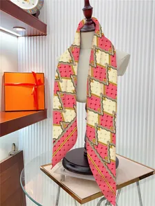 Détail d'un foulard en soie rose et beige à motifs cœurs sur un mannequin