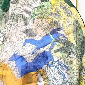 Detail eines Georgette-Schals mit Kunstdruck von Pferden und feiner Rollsaumkante