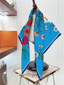 Détail d'un foulard en soie avec imprimés floraux vintage sur fond bleu roi élégant