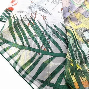 Detail eines transparenten Georgette-Schals mit Tropenvögel- und Palmenprint