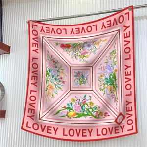 Foulard quadrato in seta rosa con stampa floreale e bordo decorativo con scritte LOVEY