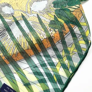 Detailansicht eines Seidenschals aus 100 % Seide mit tropischem Blattmuster und Textur