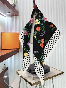 Détail d'un foulard en soie fleurie avec bordures à pois sur un mannequin en bois