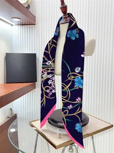 Gros plan d'un foulard en soie élégant avec chrysanthèmes bleus et détails roses