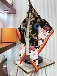 Détail d'un foulard en soie aux motifs floraux et tigre, drapé sur un mannequin d'exposition