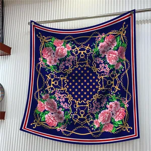 Carré de soie bleu marine avec roses roses, chaînes dorées et motifs d'étoiles