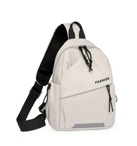 Detailweergave van gebroken witte crossbodytas met modeprint en reflecterende strip