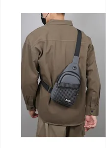 Detail der grauen Herren-Umhängetasche mit Kopfhöreranschluss und Schachbrettmuster