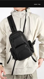 Vue de face du sac bandoulière en nylon noir imperméable avec plusieurs poches zippées