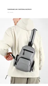 Détail du sac de poitrine gris en nylon imperméable avec fermetures éclair sur modèle