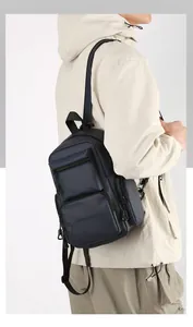 Vue détaillée d'un sac à dos bleu marine imperméable avec poches zippées porté par un modèle
