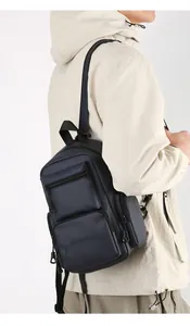 Détails du sac à dos étanche bleu marine multifonction avec poches latérales et bretelles