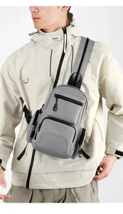 Gros plan sur le sac de poitrine gris imperméable avec plusieurs compartiments zippés