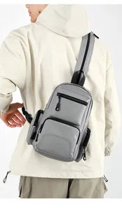 Détail d'un sac de poitrine gris clair imperméable avec plusieurs poches zippées porté