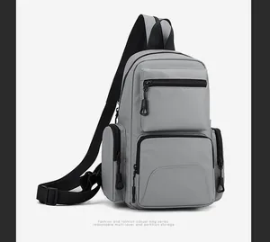 Détail du sac bandoulière gris avec plusieurs compartiments zippés et rangements