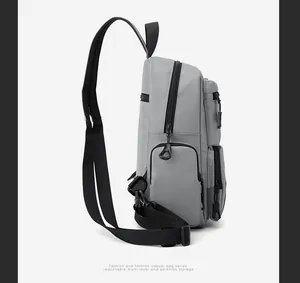 Vue latérale du sac de poitrine en nylon imperméable gris avec plusieurs compartiments zippés