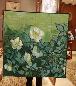 Détail du motif peinture à l'huile roses sauvages sur foulard en soie