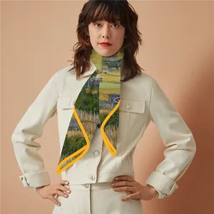Detalle del estampado de Van Gogh en pañuelo de seda anudado a una chaqueta vaquera