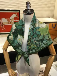 Détail d'un foulard en soie français avec motif de peinture à l'huile de Van Gogh