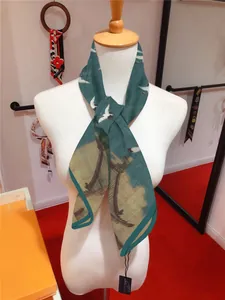 Detalle de pañuelo de seda con estampado de grulla y arquitectura en un maniquí