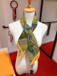 Detalle de bufanda de seda con estampado de Van Gogh y etiqueta de marca de lujo