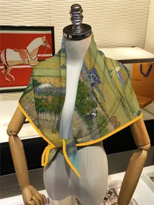 Detalle del estampado del cuadro La Cosecha de Van Gogh en un pañuelo de seda en un maniquí