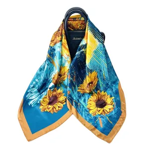 Seidiges quadratisches Halstuch mit Sonnenblumen-Ölgemälde an einer schwarzen Handtasche