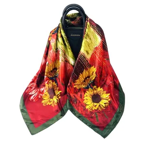 90cm Ölgemälde Sonnenblume Seidenschal drapiert über einer schwarzen Designerhandtasche